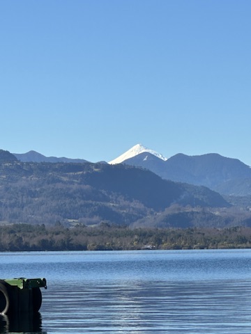 Volcán y lago