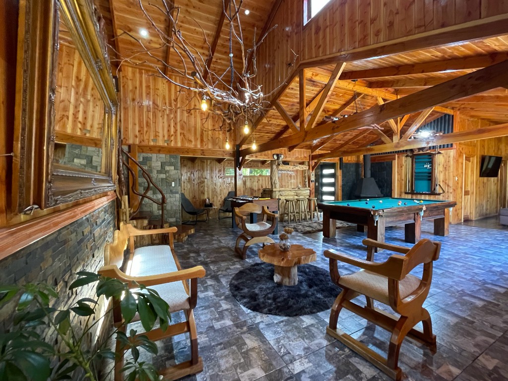 Salón acogedor con sillones y luz natural en el refugio Sendas del Volcán