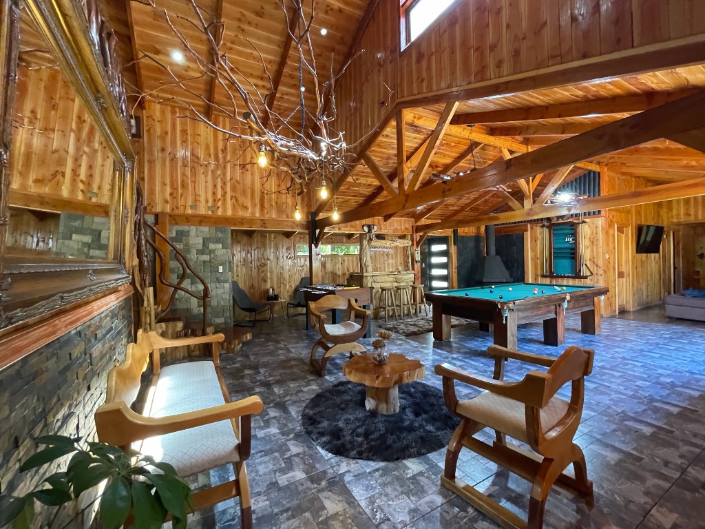 Detalle de madera y textil en áreas comunes del refugio Sendas del Volcán