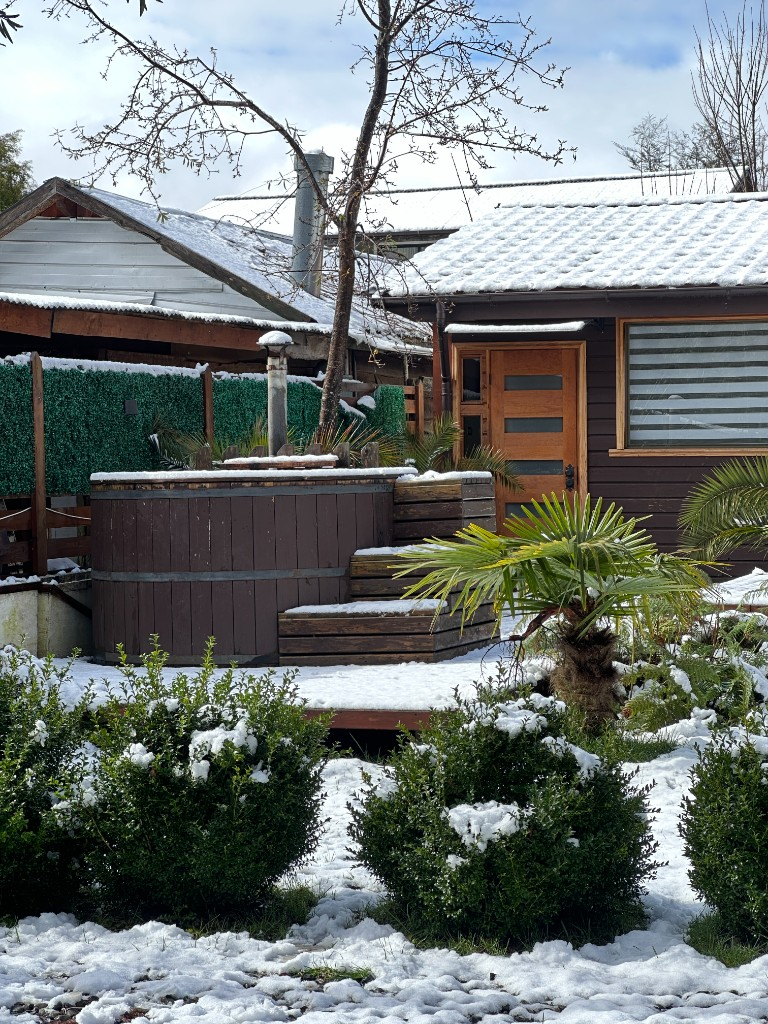 Refugio con deck y nieve en Sendas del Volcán