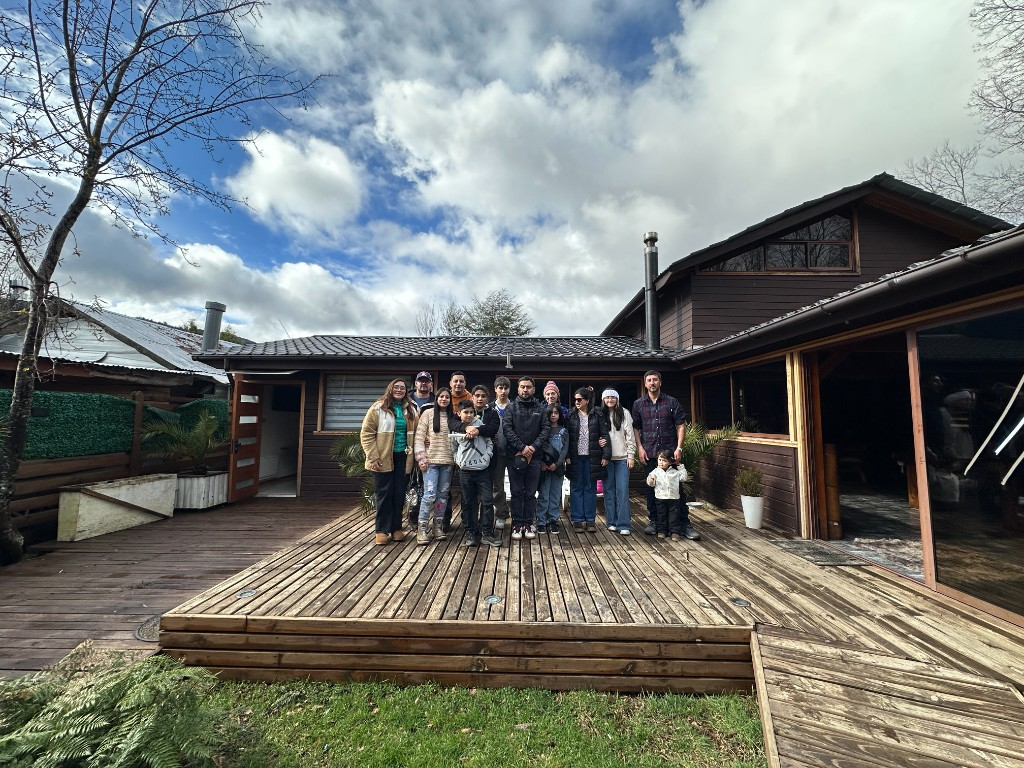Fachada del refugio con jardín y comedor exterior en Sendas del Volcán