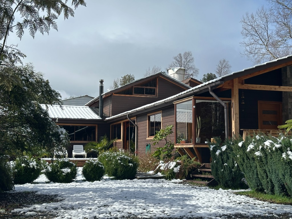 Jardín del refugio cubierto de nieve en Sendas del Volcán